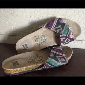 Muk Luks sandals in good condition, adorable shoes